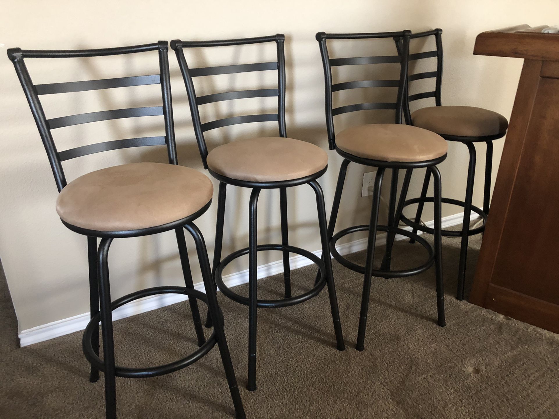 4 Brand new bar Stools /Never Used
