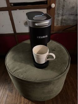 Keurig one cup coffee maker still like new 40 works great don’t need