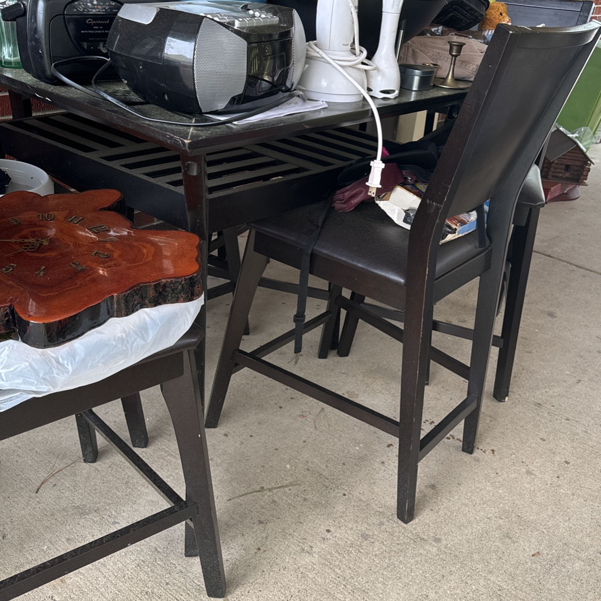 Dining Room Table With 6 Chairs In Great Condition