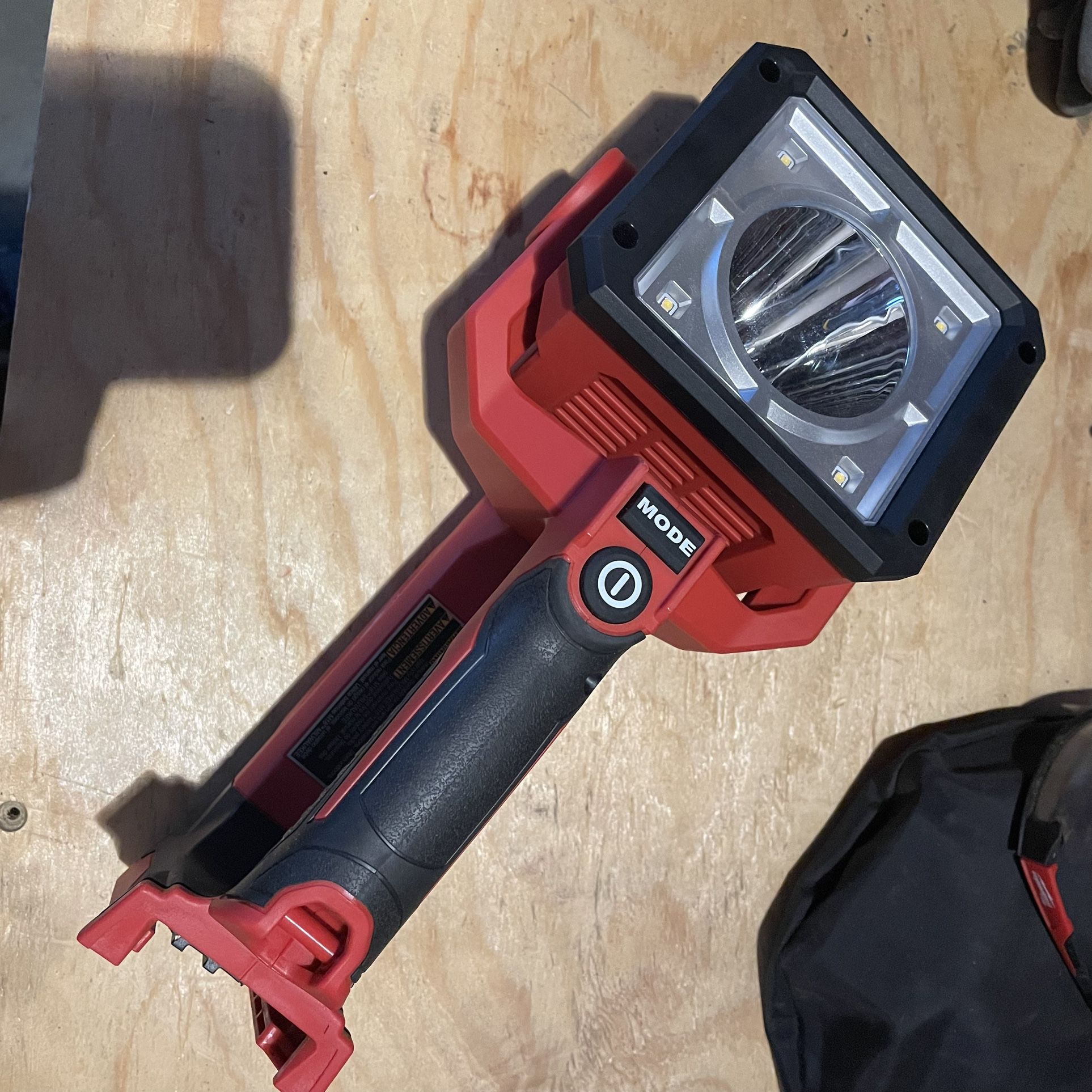 Milwaukee M18 18-Volt 1250 Lumens Lithium-Ion Cordless Search Light  (Tool-Only) 2354-20 for Sale in Council Bluffs, IA OfferUp