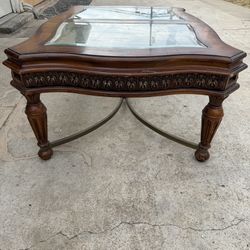 🔥 Vintage Glass-Top Coffee Table – $45 (DELIVERY AVAILABLE) 🔥