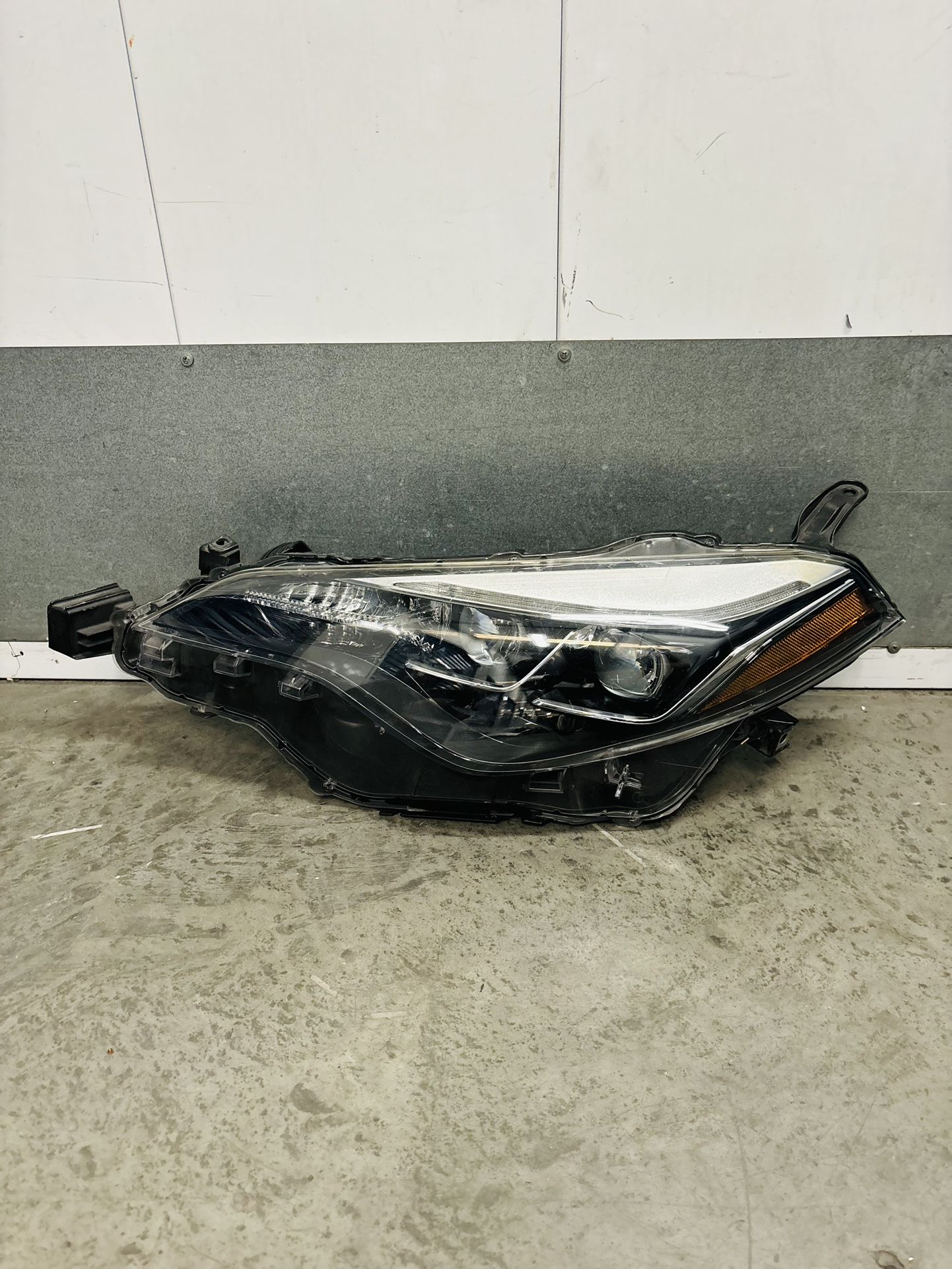 2017,2018,2019 Toyota Corolla Se Sport Headlight/Luz Frontal Lh Driver Oem