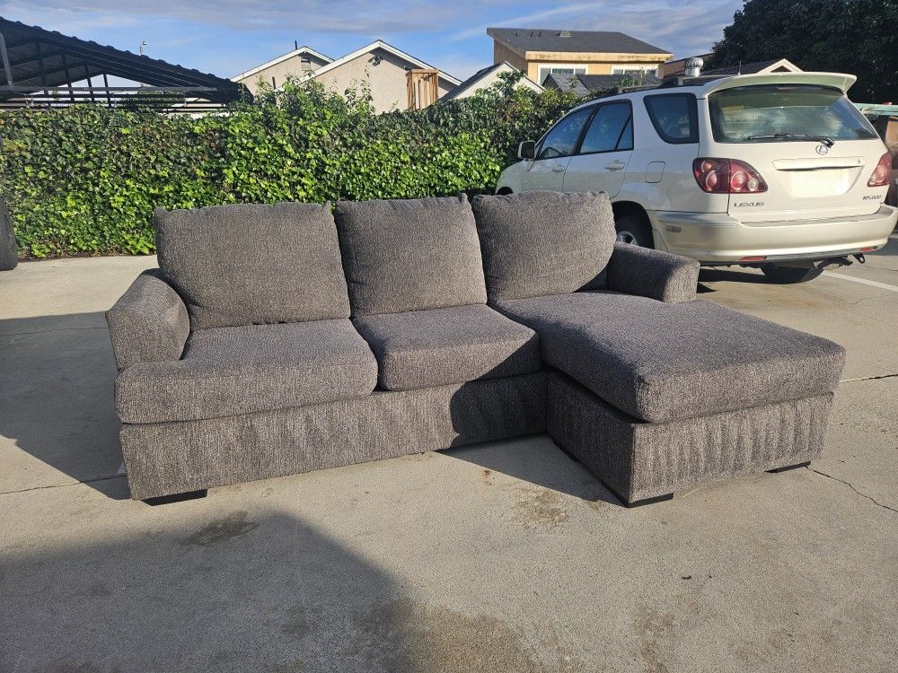 Great Gray Sectional Sofa With Reversible Chaise 💥 Free Delivery 💥 