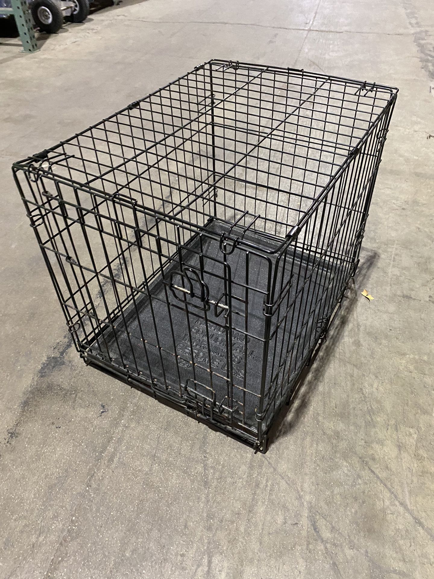 24” Dog Kennel W Tray And Door 