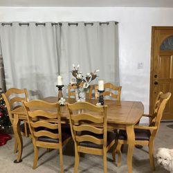 Extendable Dining Table With 6 Chairs & Removable Seat Covers