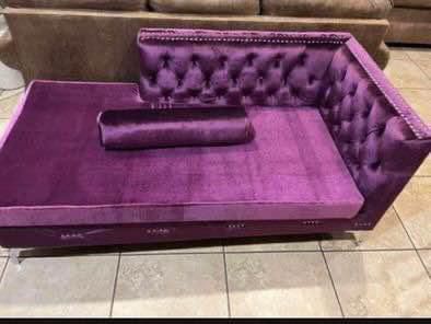Da Vinci Right Facing Tufted Velvet modern contemporary button ruffed. Right I facing purple chaise with 1 pc rectangle accent upillow. The dimensions