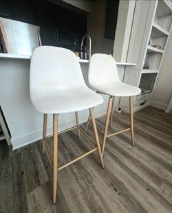 Excellent ivory/cream counter stools