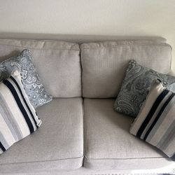 Upscale Grey And White Love Seat With Pillows