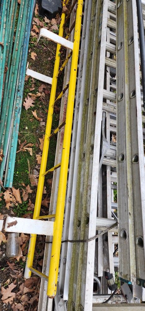 Heavy duty steel ladder for bolting to building