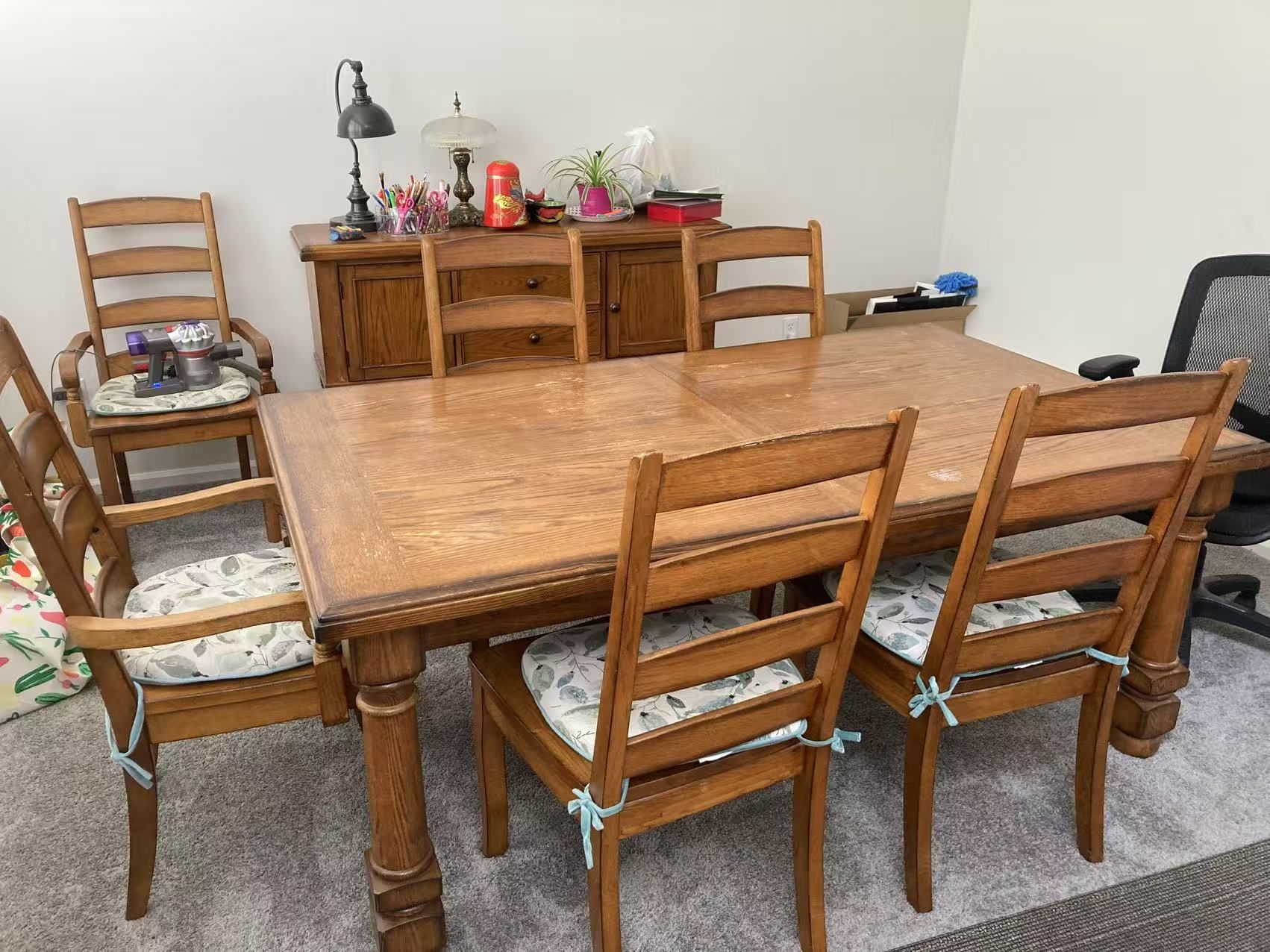 Solid wood dining table with 6matching chairs (including 2 armchairs).
