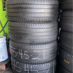 275/45R21 Marca Pirelli Usadas En Excelentes Condiciones De Vida