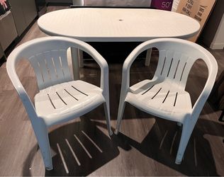 WHITE PATIO TABLE  AND CHAIR SET . $40