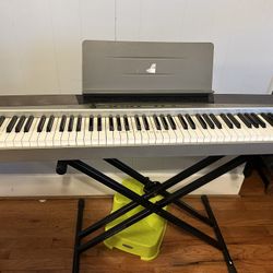 YAMAHA Electric Keyboard w/ Stand