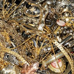 #2052, RETRO ESTATE & NEW, GOLD PLATED & SILVER PLATED JEWELRY LOT,  
5 ITEMS
