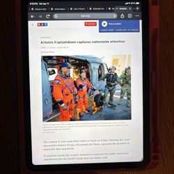 iPad 10th Gen (A16, 128GB, WiFi + Cellular) w/ Case – Excellent Condition