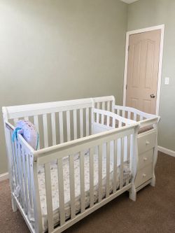 White Crib w Changer