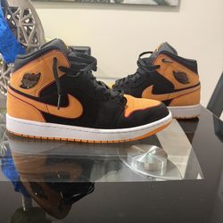 Air Jordan 1 Mid SE Vivid Orange