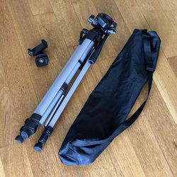Amazon Basics 60-Inch Lightweight Tripod with Phone Mount Adapter and Bag - Essential Gear for Every Photographer