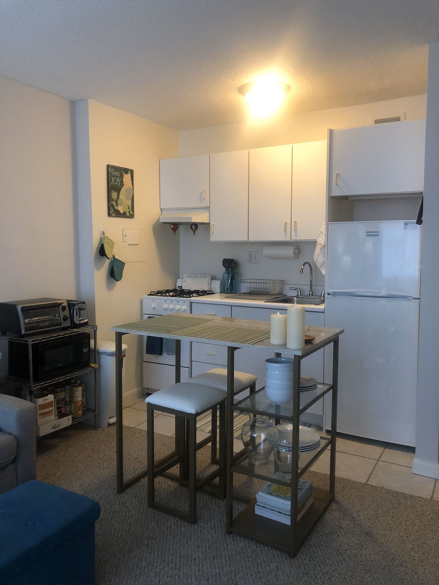 Kitchen Island & Stools