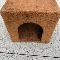 Soft, Clean, Carpeted Cat-House With Carpeted Perching-Roof