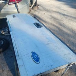 ford 250 good  tailgate good conditions 