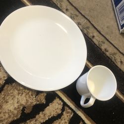 New white100 Piece CORELLE set, 50 large plates and 50 mugs