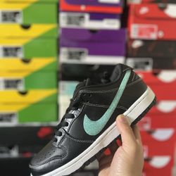 DS NIKE SB DUNK x DIAMOND TIFFANY SIZE 8