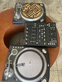 2 - Digital Numark TTX Turntables / SL2 Box