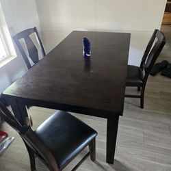 Vilo Dining Room Table