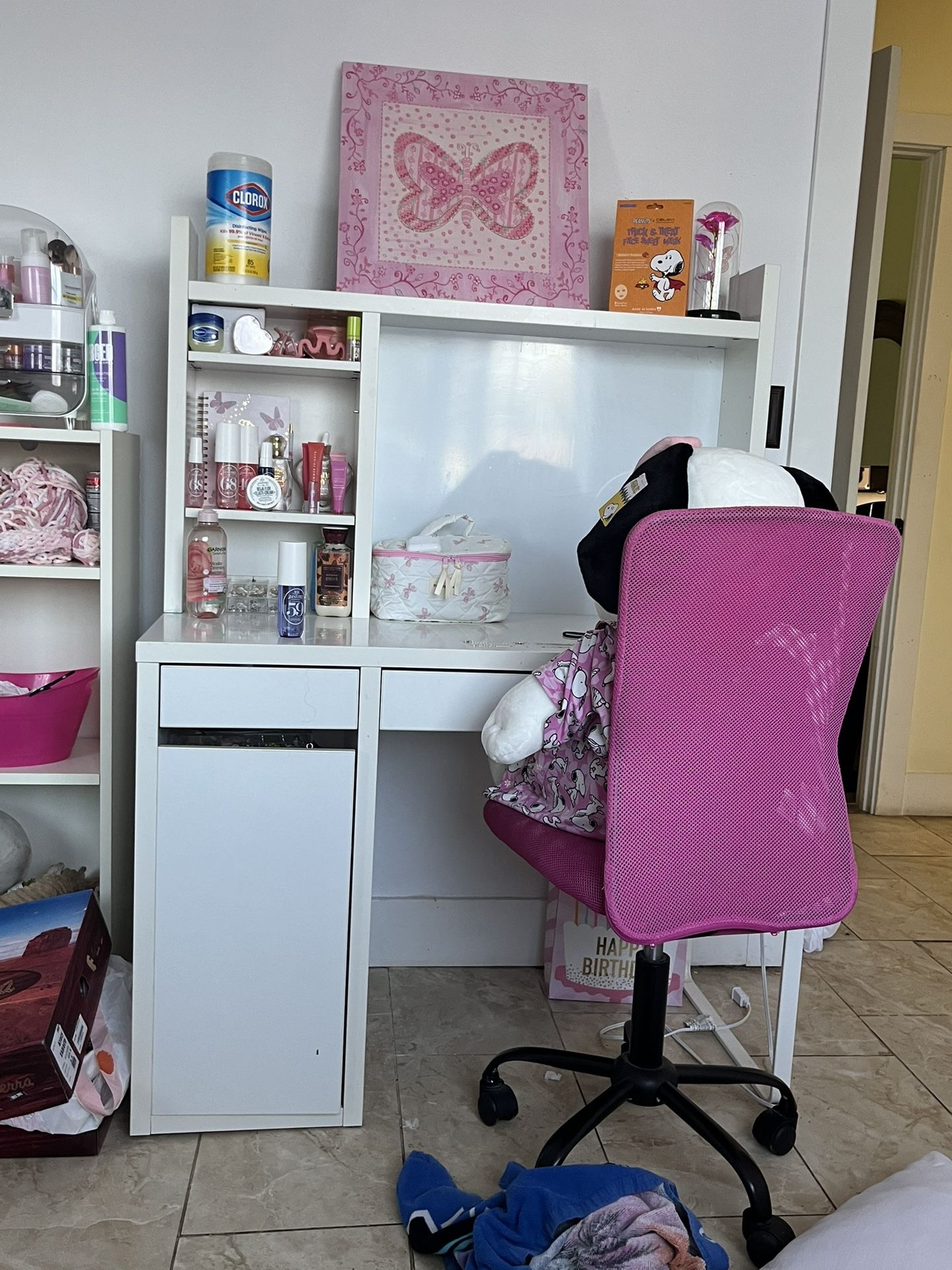 Desk With Huck And Chair