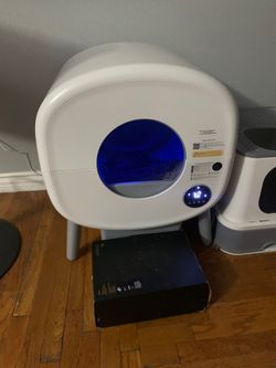 cat litter box, pet bedding, white.