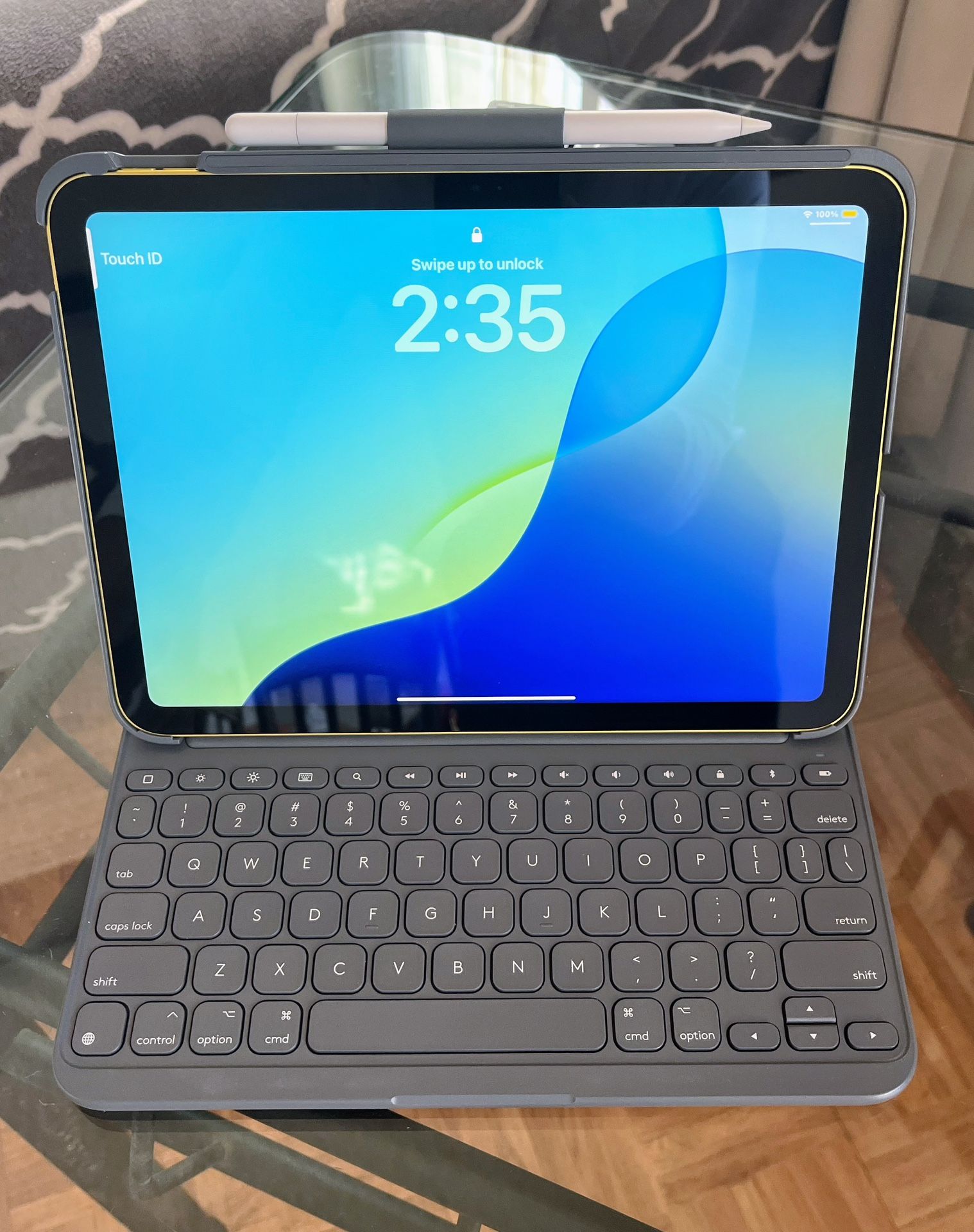 Bundle: iPad 11th Gen + Logitech Keyboard + Apple Pencil (USB-C) Like New w/Warraty