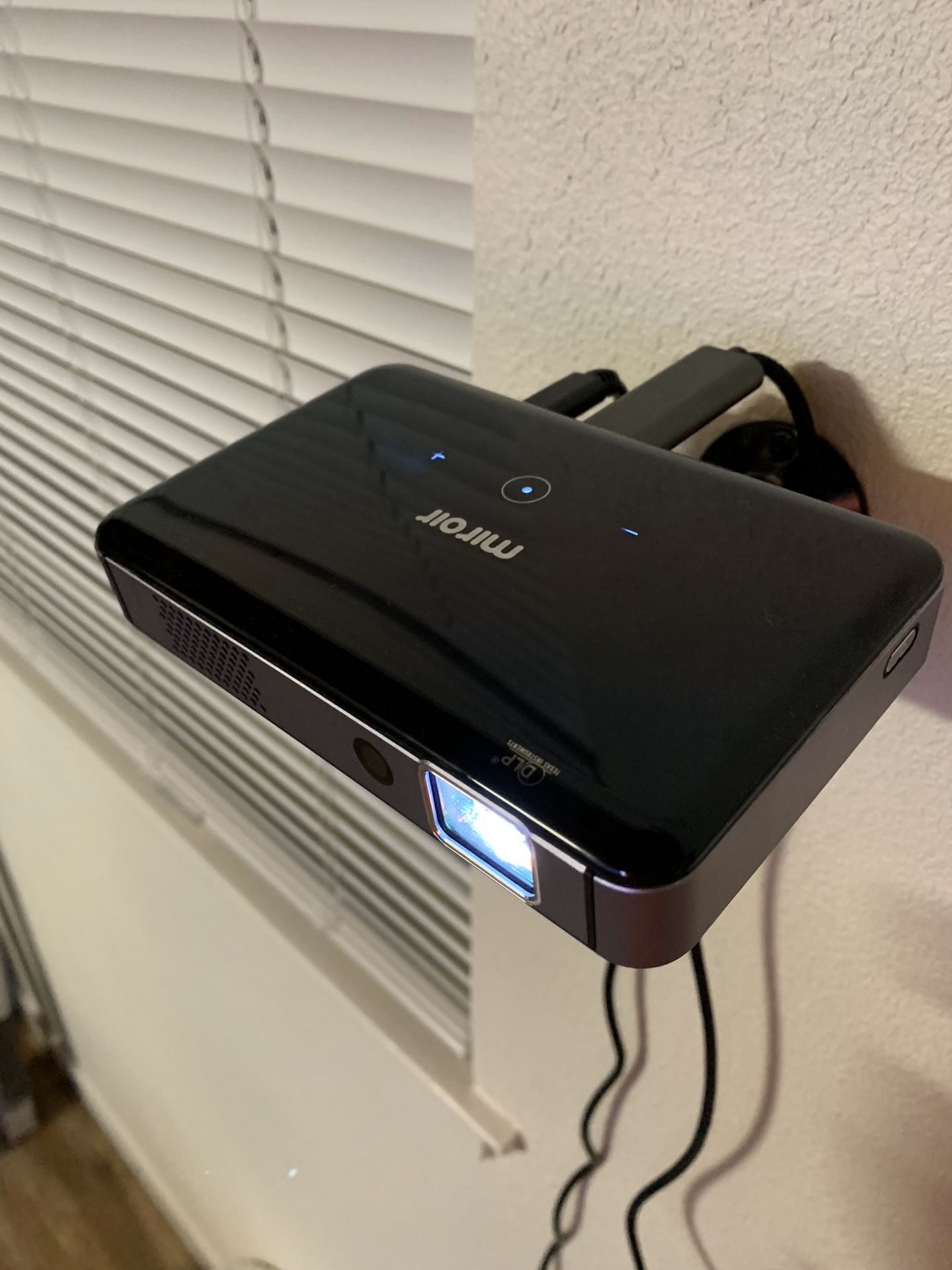 100” Miroir Surge Series Mini DLP Smart Projector