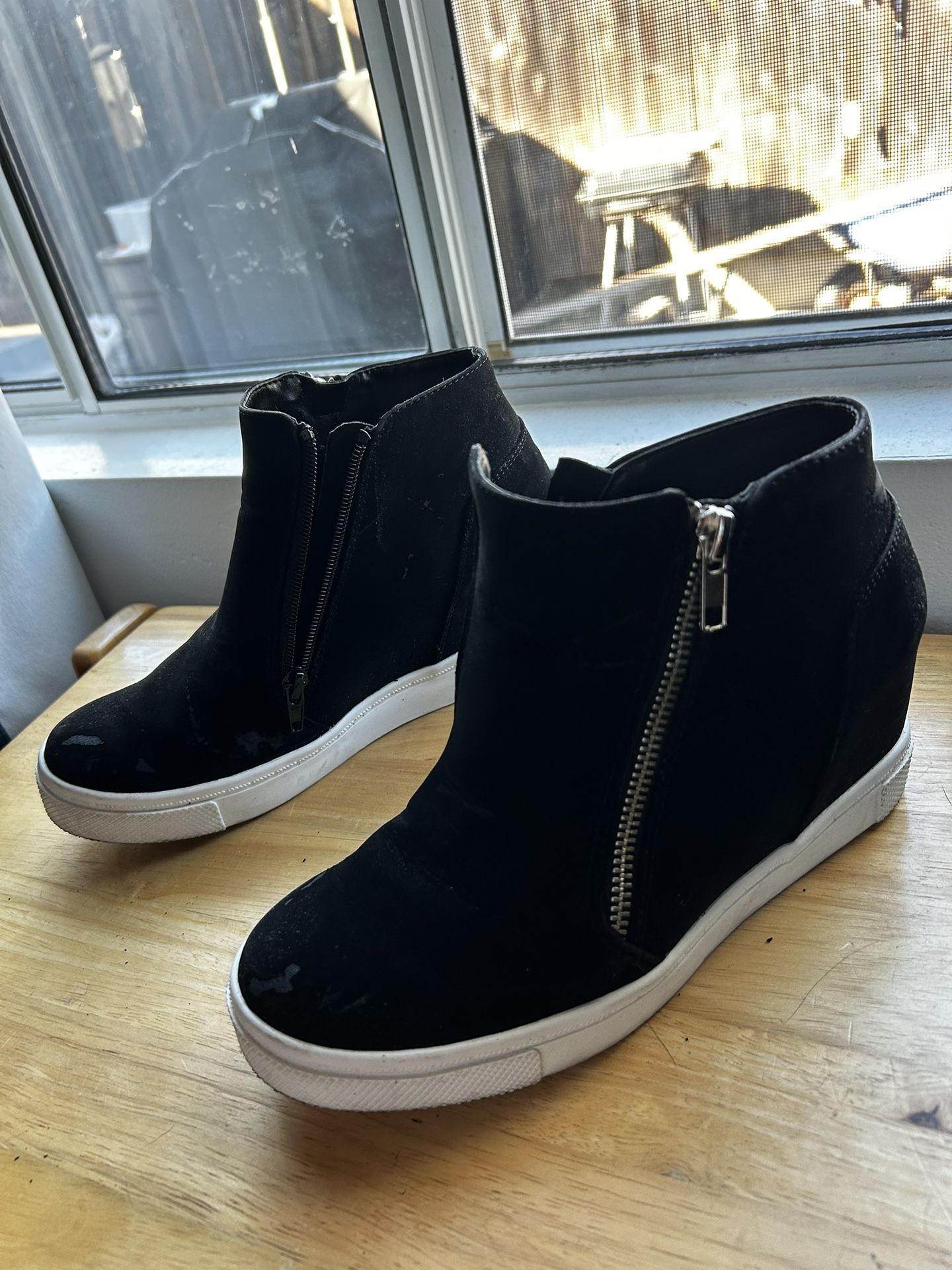 Woman’s Black Heeled Pump