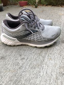 Women Brooks Shoes Size 8