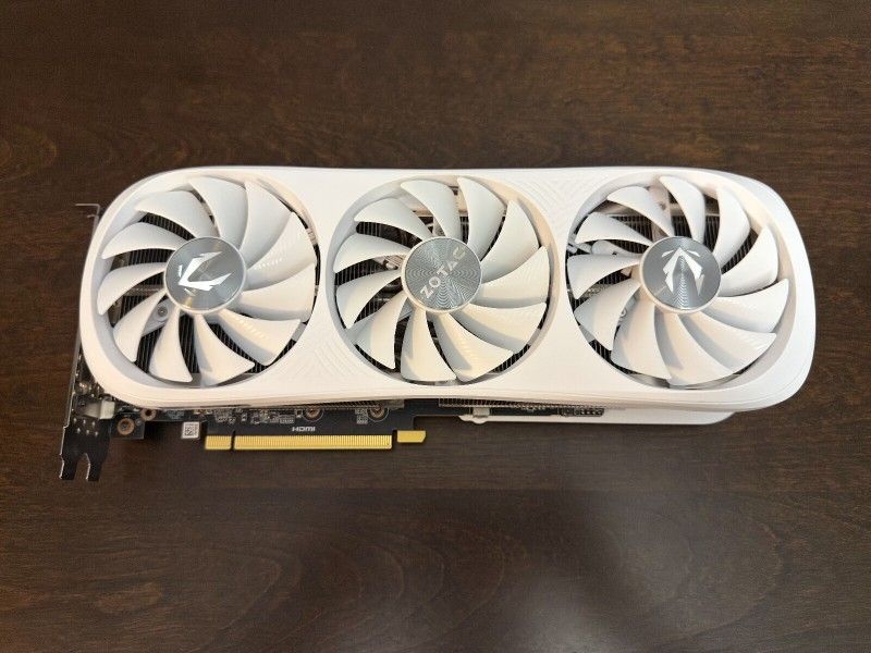 ZOTAC GAMING GeForce RTX 4070 Ti SUPER Trinity OC White Edition 16GB GDDR6X