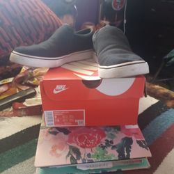 NIKE BLACK AND WHITE VANS