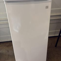 Mini vertical refrigerator