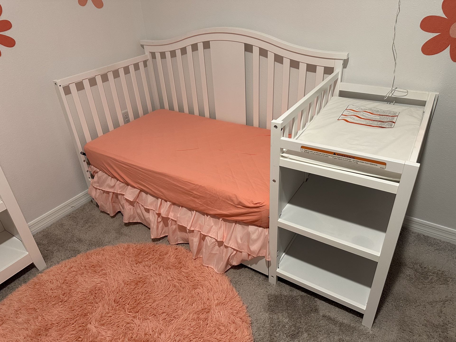 Graco 3-in-1 Crib, Daybed, Toddler Bed W/ Changing Table