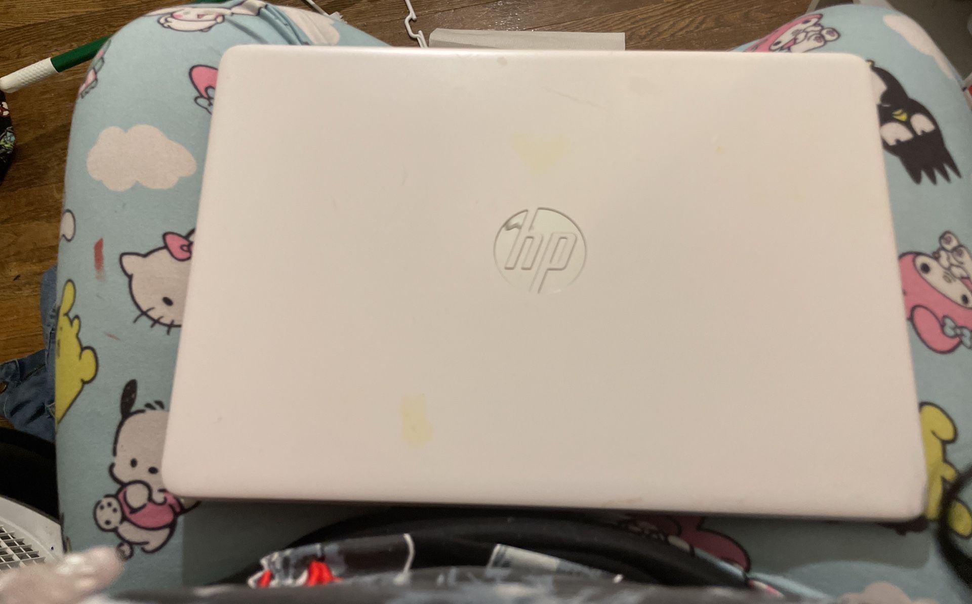 white Hp laptop
