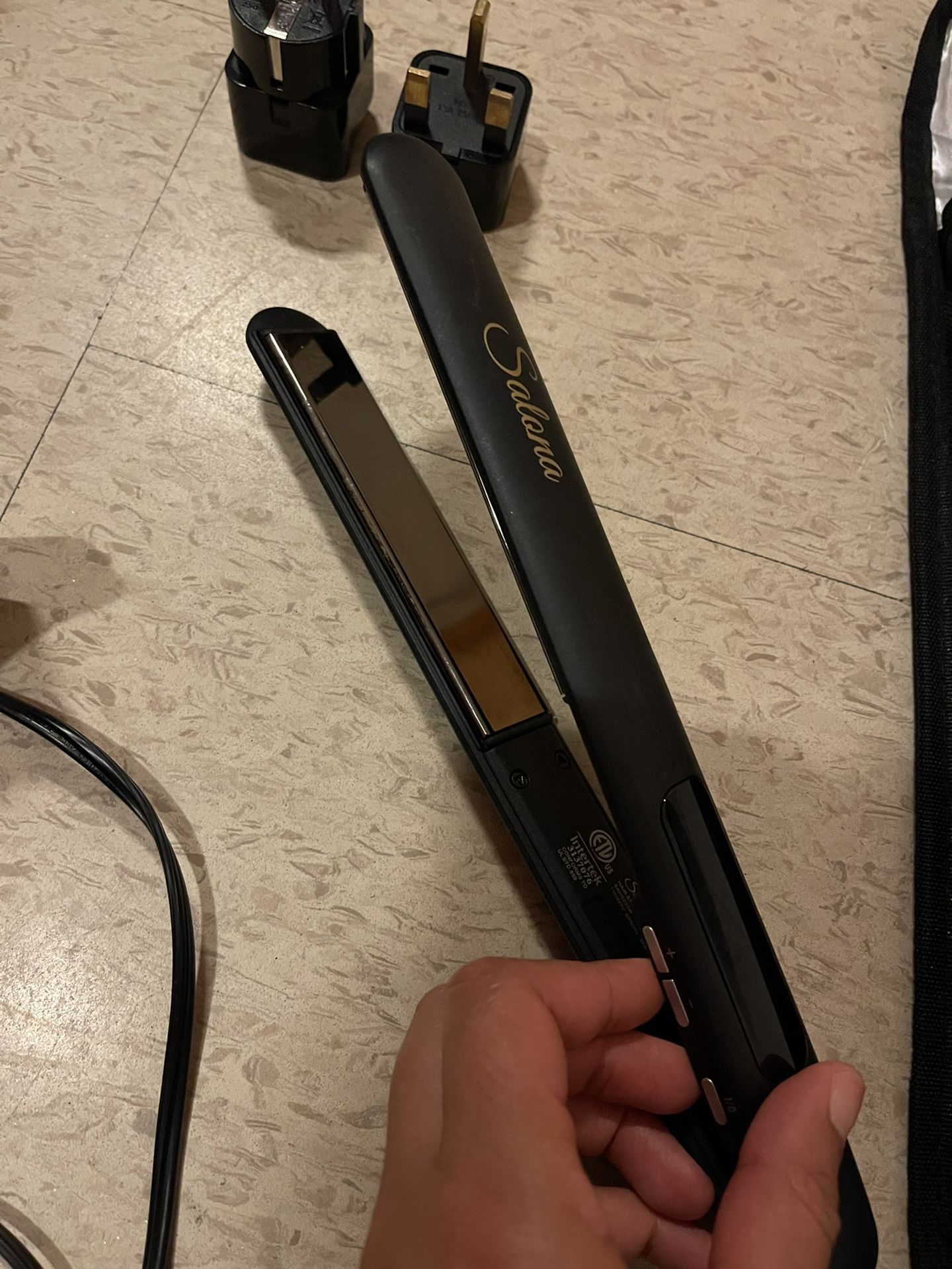 Salon Hair Straightener (With pouch and converters)