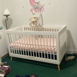 Beautiful Crib  White With Mattress Very Clean Excellent Condition Everything Included Gorgeous Style Very Clean 