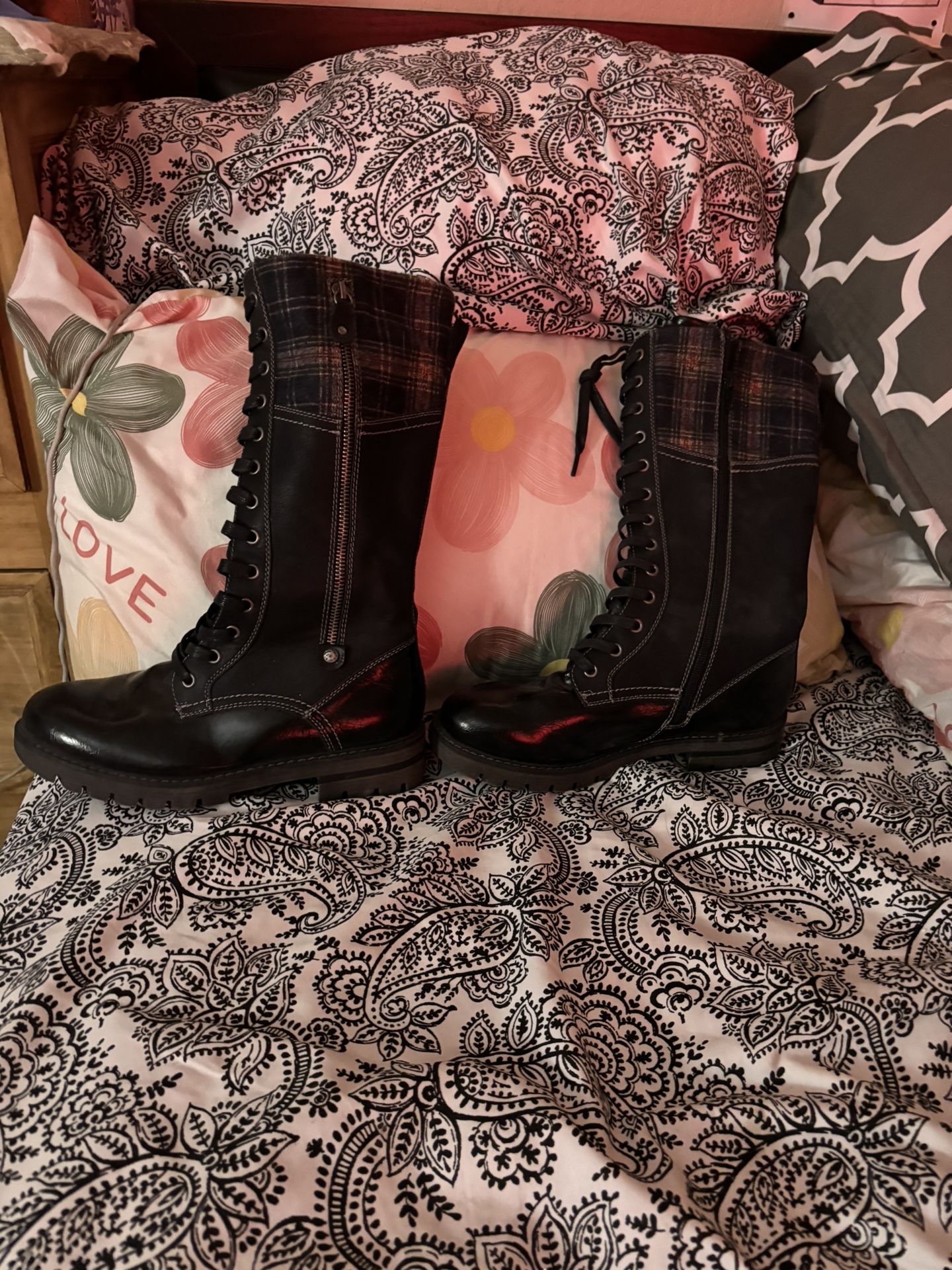 Chickeeze Boots High Top Size 8