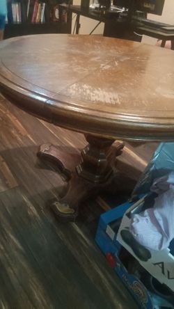 Round Wood Pedestal Dining Table