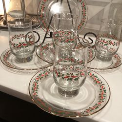 SET OF 5 Vintage Libby’s Christmas 8”Luncheon Plates & 4 matching glasses 5” (perfect condition)