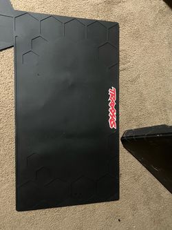 2 large traxxas pit mats