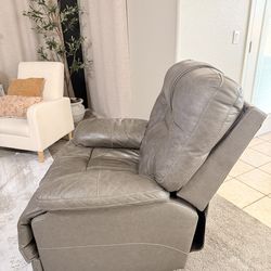 Beautiful and comfortable reclining armchair, gray color, in excellent condition, smoke and pet free