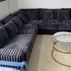 Sectional Sofa W Pillows 