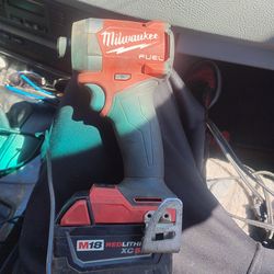 Milwaukee 18 v drill with 2 batteries and a charger