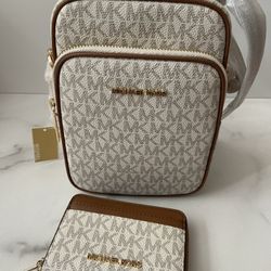 Michael Kors Jet Set Travel With Wallet 